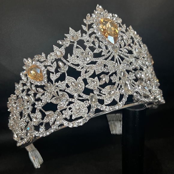 Mouawad Miss Universe Crown -“Power of Unity" rhinestones and silver color crown - Picture 3 of 4
